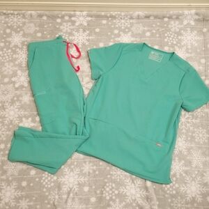 FIGS Surgical Green and Pink Scrub Set with a Large Top and Medium Pants